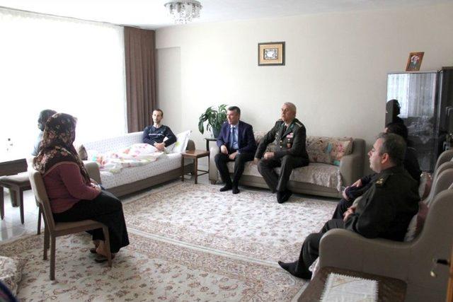 Kaymakam Ali Sırmalı Afrin’de Yaralanan Mehmetçiği Ziyaret Etti