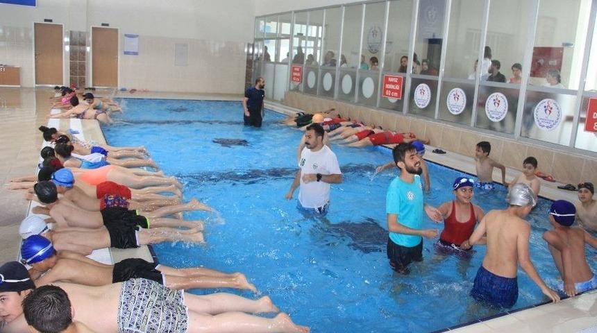Hakkari’nin İlk Yarı Olimpik Yüzme Havuzu Açıldı