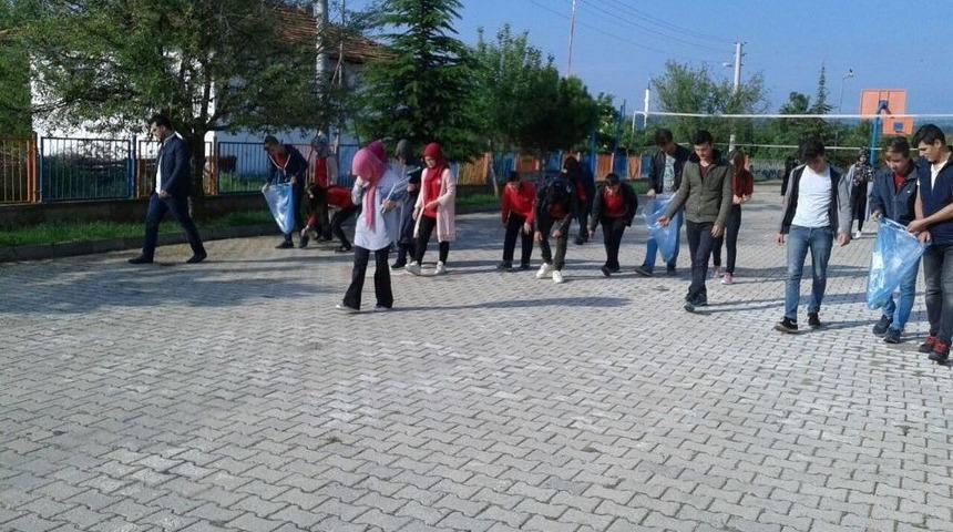&Ouml;ğrenciler Her G&uuml;n &Ccedil;evre Temizliği Yaparak G&uuml;ne Başlıyorlar