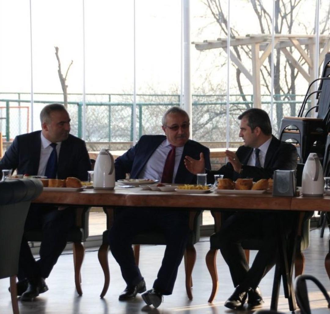 Başkan Yemenici Okul M&uuml;d&uuml;rleriyle Bir Araya Geldi