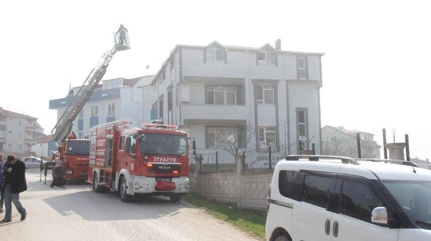 &Uuml;&ccedil; Katlı Evin &Ccedil;atısında &Ccedil;ıkan K&uuml;&ccedil;&uuml;k &Ccedil;aplı Yangın Paniğe Neden Oldu