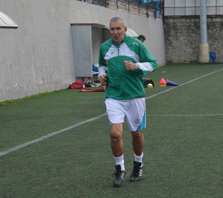 69 Yaşındaki Şerif Kunt, Karaçay Gençlik Spor Kulübü’ne Transfer Oldu G5