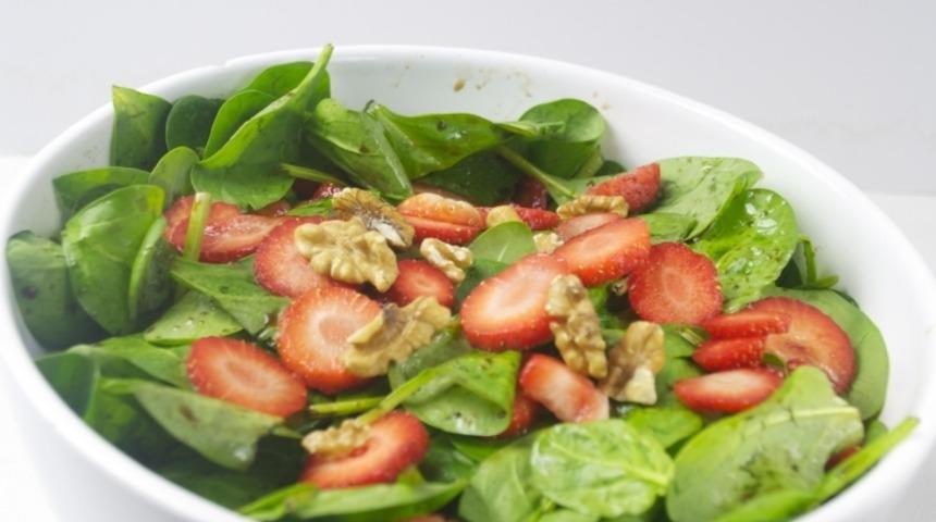 Çilekli Ispanak Salatası 