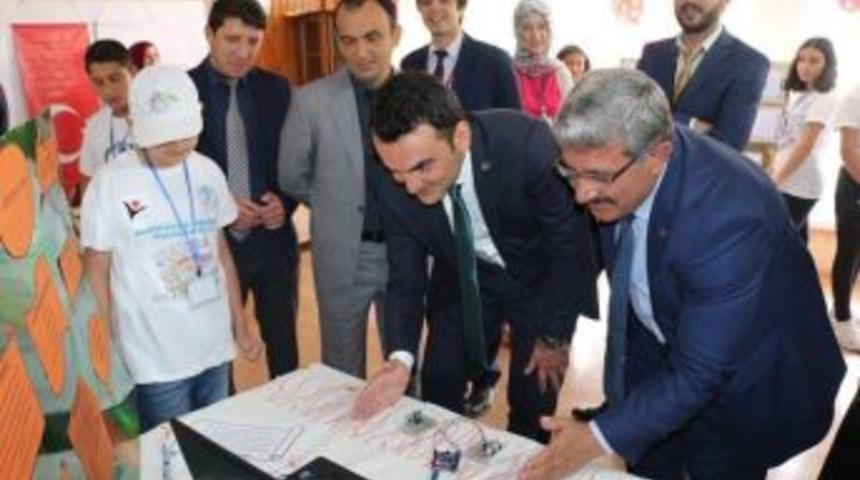 T&uuml;bitak 4006 Fuarı&rsquo;ndaki &rsquo;robotik Proje&rsquo; B&uuml;y&uuml;k İlgi G&ouml;rd&uuml;