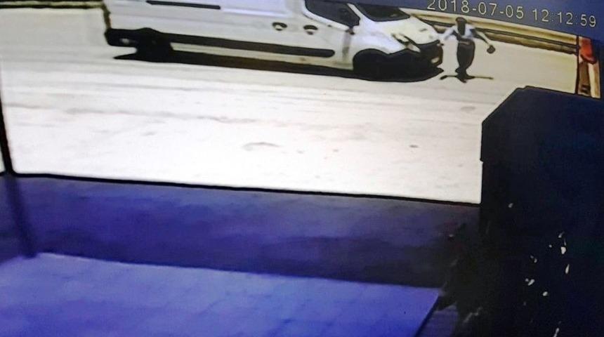 Kamyonet Yaşlı Adama B&ouml;yle &Ccedil;arptı