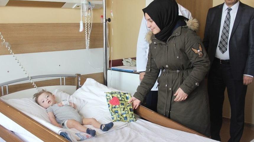 &Ouml;ğrenciler, Tedavi Altındaki &Ccedil;ocuklara Moral Oldular