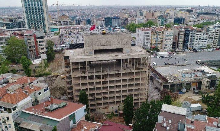 (özel) Akm’nin Tepesinde Yıkım Yapan Vinç Yürekleri Ağza Getirdi G3