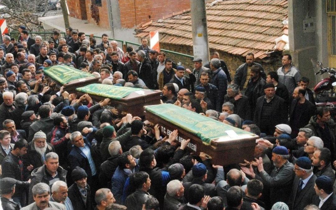 Kazada &Ouml;len Aynı Aileden 3 Kişi Yan Yana Toprağa Verildi