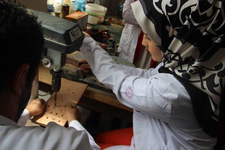 (özel) Hafta İçi Ders Veren Kadın Öğretmenler Hafta Sonu İse Öğrencilerine Oyuncak Yapıyor G1