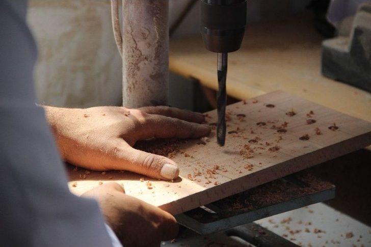 (özel) Hafta İçi Ders Veren Kadın Öğretmenler Hafta Sonu İse Öğrencilerine Oyuncak Yapıyor G2