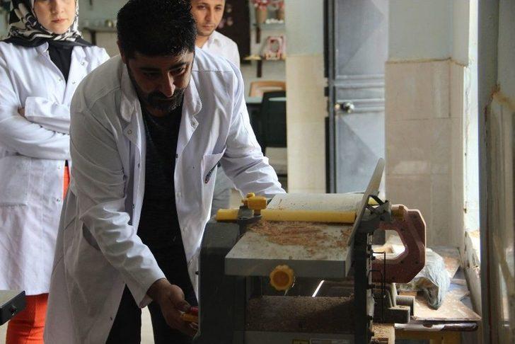 (özel) Hafta İçi Ders Veren Kadın Öğretmenler Hafta Sonu İse Öğrencilerine Oyuncak Yapıyor G3