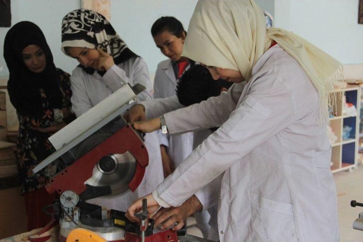 (özel) Hafta İçi Ders Veren Kadın Öğretmenler Hafta Sonu İse Öğrencilerine Oyuncak Yapıyor G4