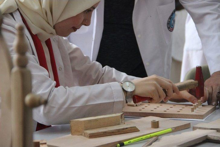 (özel) Hafta İçi Ders Veren Kadın Öğretmenler Hafta Sonu İse Öğrencilerine Oyuncak Yapıyor G5