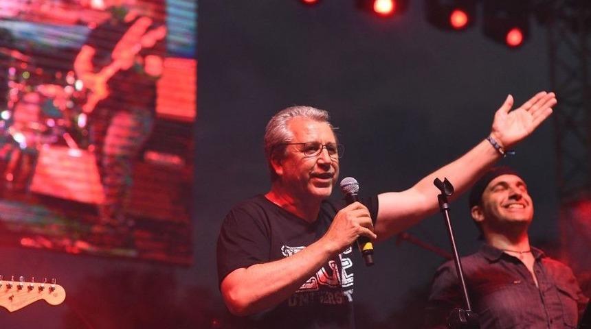 Prof. Dr. Budak Rock Konserinde Sahne Aldı