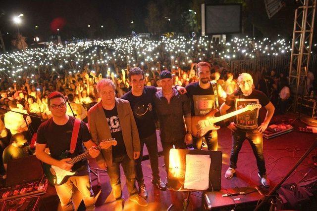 Prof. Dr. Budak Rock Konserinde Sahne Aldı