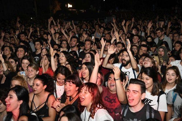 Prof. Dr. Budak Rock Konserinde Sahne Aldı