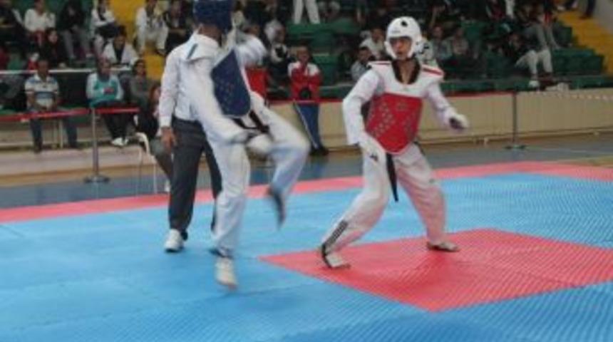 Liseli Gen&ccedil;ler Tekvando Şampiyonasında Sıralamalar Belli Oldu