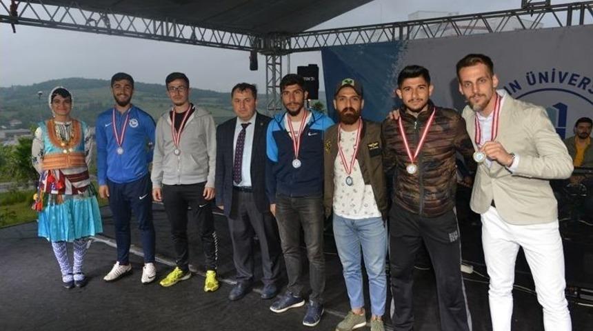 Dereceye Giren Sporculara &Ouml;d&uuml;lleri Verildi