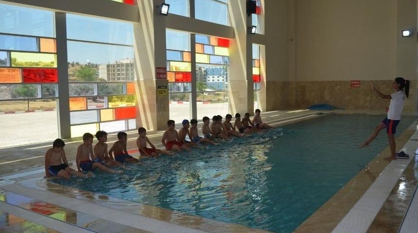 Başkan Şirin&rsquo;den &Ccedil;ocuklara Havuz Jesti