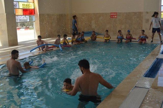 Başkan Şirin&rsquo;den &Ccedil;ocuklara Havuz Jesti 1