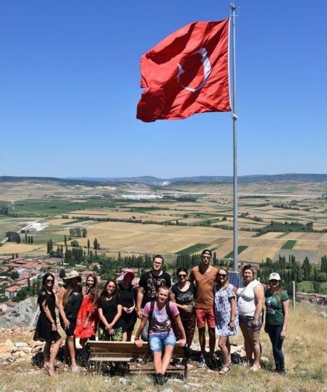 Litvanya’dan Kamp İçin Gelen Misafirler İnek Sağdı