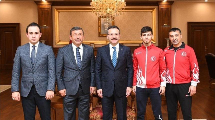 Dubai Şampiyonu Aray Şamdan, Madalyasını Kocaeli Valisi&rsquo;ne G&ouml;t&uuml;rd&uuml;