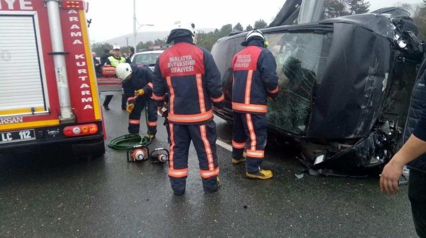 Kayganlaşan Yolda Otomobil Bariyerlere Çarptı