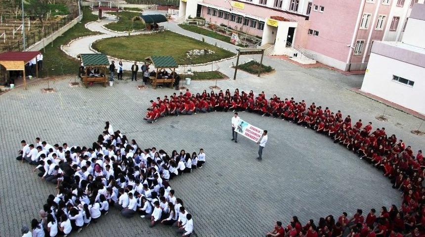 Sarıg&ouml;l&rsquo;de &Ouml;ğrencilerden Ay-yıldızlı Koreografi
