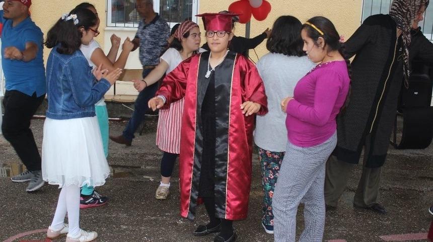 &Ouml;zel &Ccedil;ocuklardan Mezuniyet Coşkusu