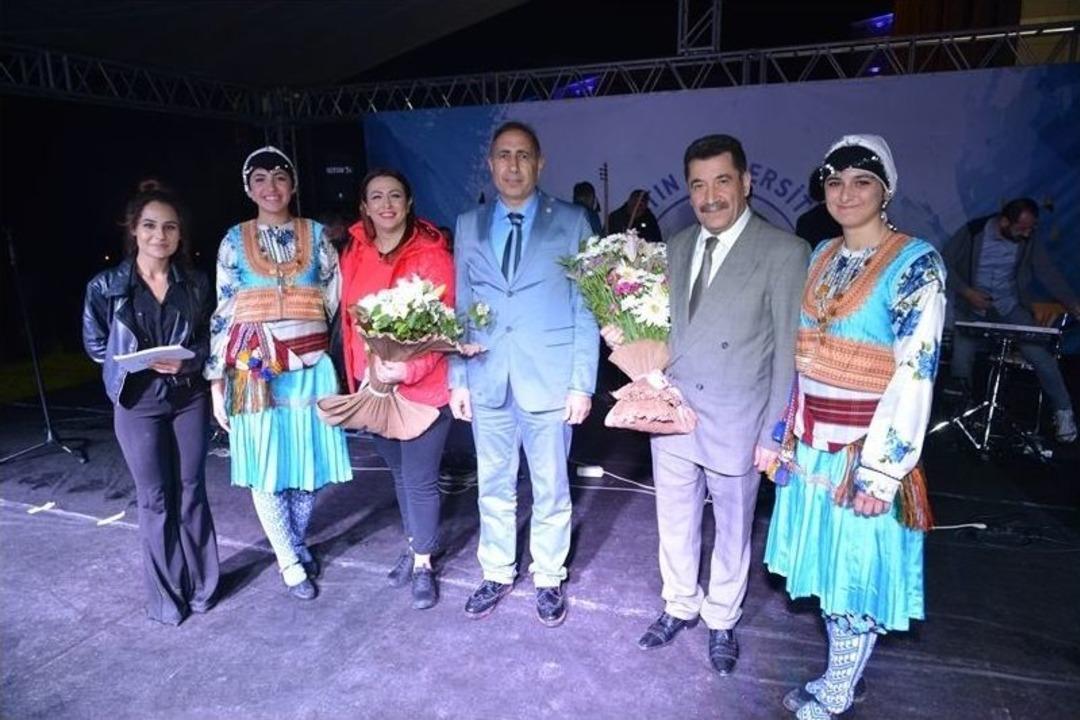 T&uuml;rk Halk M&uuml;ziği Konseri Ve Halk Dansları B&uuml;y&uuml;ledi