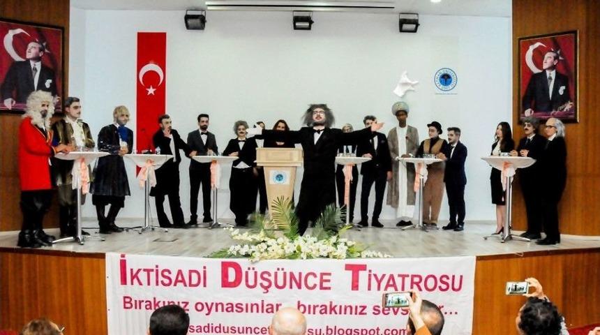 ‘büyük İktisatçılar’ Tiyatro Oyununu Beğeniyle İzlendi