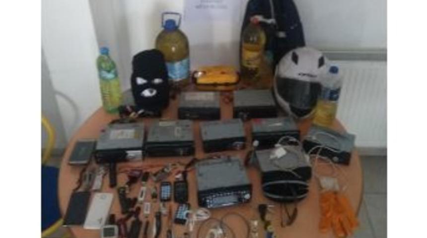 Kar Maskeli Oto Teybi Hırsızları Yakalandı