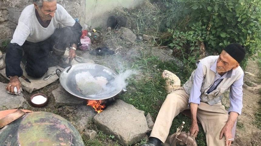 80 Yaşındaki Kalay Ustası Yıllara Meydan Okuyor