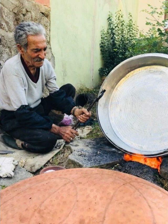 80 Yaşındaki Kalay Ustası Yıllara Meydan Okuyor