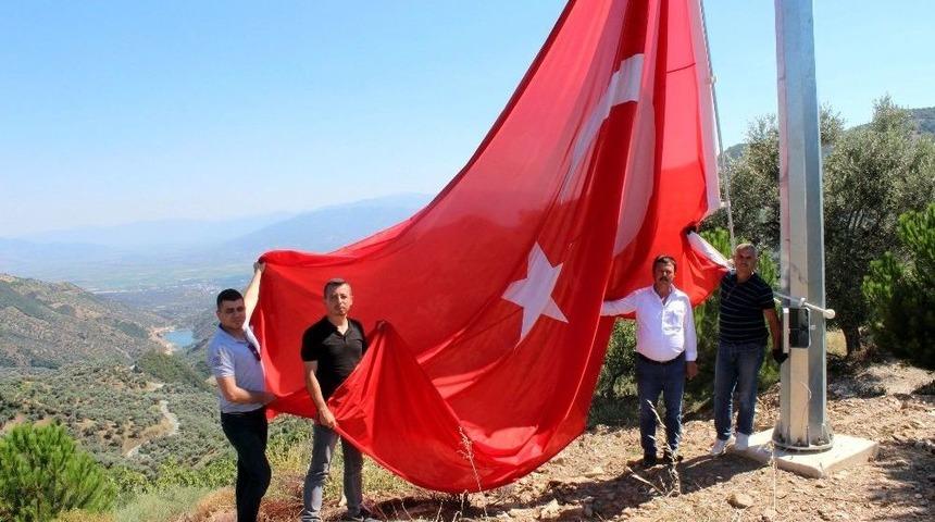 Nazilli&rsquo;nin D&ouml;rt Bir Tarafına Dev T&uuml;rk Bayrağı Asıldı