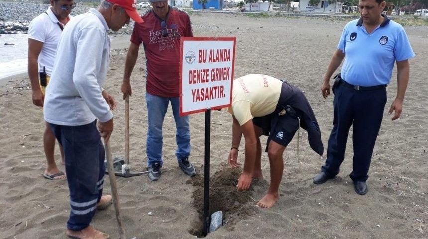 Samandağ Sahiline Uyarıcı Levhalar Asıldı