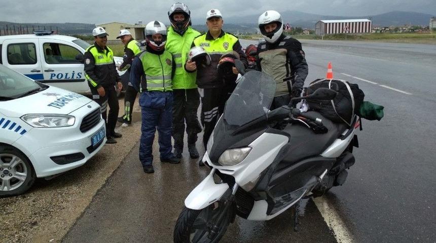 Motosiklet S&uuml;r&uuml;c&uuml;lerine &Uuml;cretsiz Kask