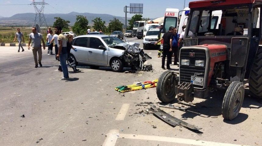 Otomobil Traktörle Çarpıştı: 5 Yaralı