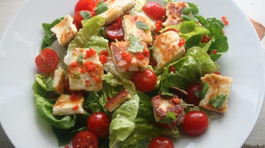 Kızarmış Hellim Peynirli Salata