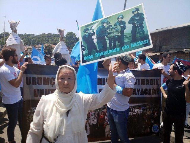 Çin Konsolosluğu Önünde Olaylı Protesto