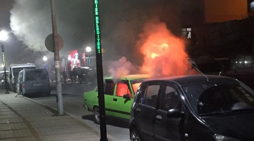 Rize&rsquo;de Park Edilmeye &Ccedil;alışılan Otomobil Alev Alev Yandı