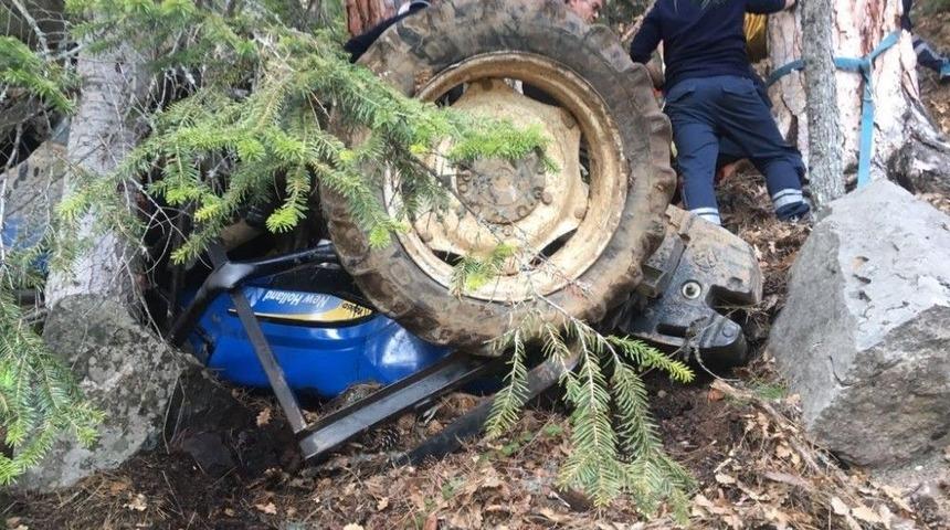 Karab&uuml;k&rsquo;te Trakt&ouml;r Şarampole Yuvarlandı: 2 Yaralı