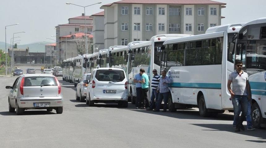 Kars&rsquo;ta Dolmuş&ccedil;ular Cumhuriyet Meydanı&rsquo;nda Eylem Yaptı