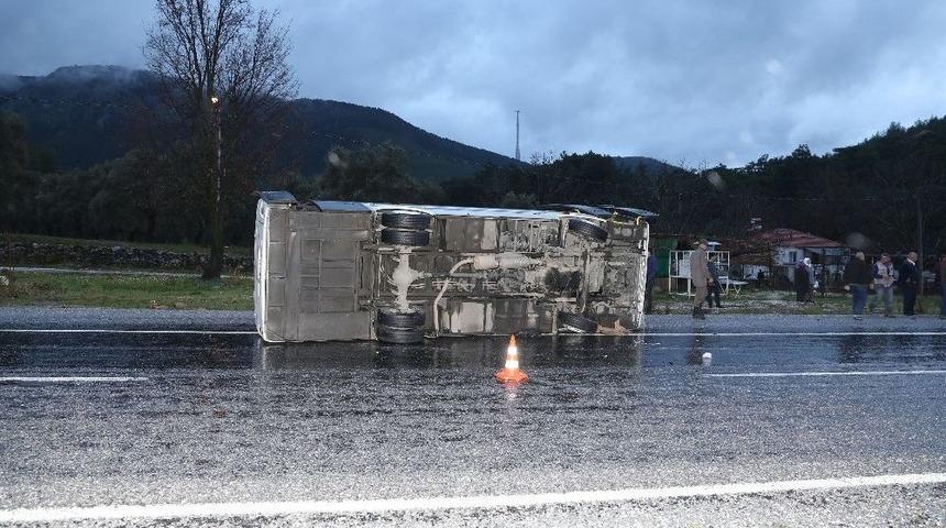 Islak Yolda Kayan Midib&uuml;s Devrildi: 5 Yaralı