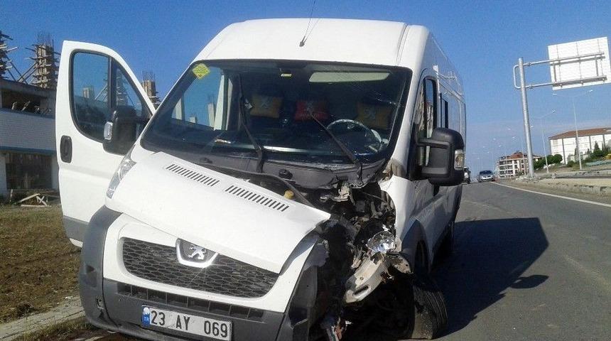 Tekirdağ&rsquo;da Minib&uuml;s Ref&uuml;je &Ccedil;aptı, S&uuml;r&uuml;c&uuml; Kazada Yara Almadı