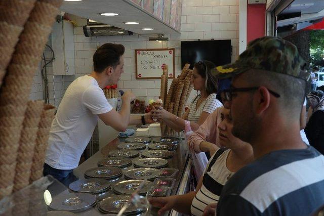 İzmit&rsquo;de Sıcaklık 36 Dereceye &Ccedil;ıkınca G&ouml;lgelikler Ve Dondurma Tezgahları Doldu 1