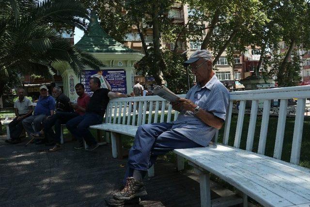 İzmit&rsquo;de Sıcaklık 36 Dereceye &Ccedil;ıkınca G&ouml;lgelikler Ve Dondurma Tezgahları Doldu 2