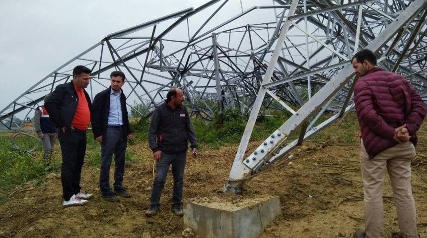 Y&uuml;ksek Gerilim Hattı Devrildi: 3 İş&ccedil;i Altında Kaldı