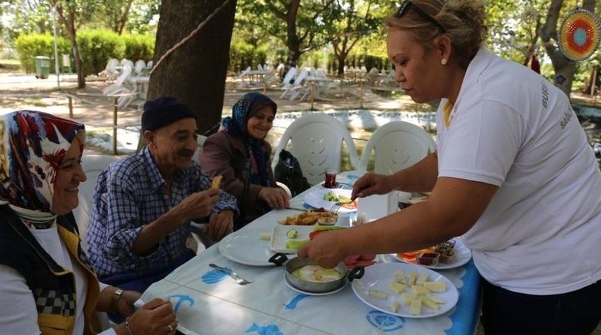 Yaşlı Adam Belediye Sayesinde Eşiyle G&uuml;zel Bir G&uuml;n Ge&ccedil;irdi