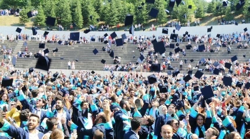 Sa&uuml; İşletme, Turizm Ve Hukuk Fak&uuml;ltelerinde Mezuniyet Coşkusu